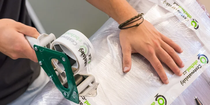 Nechte si před letem zabalit zavazadlo na profesionálním balícím stroji