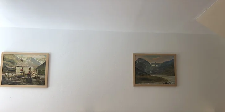 Pokoje disponují manželskou postelí a rozkládací pohovkou, na které se vyspí další dva nocležníci. 