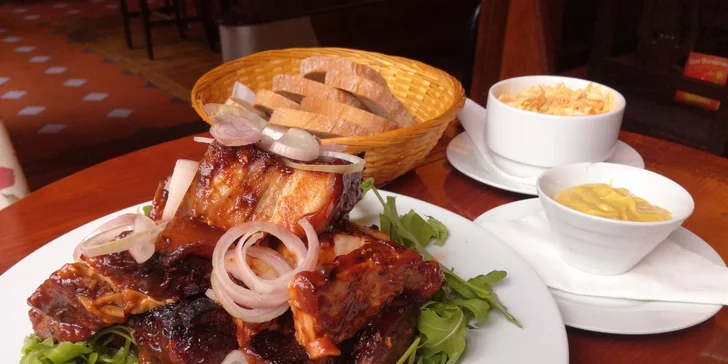Jde se na žebra: kilo masitých šťavnatých žebírek se salátem coleslaw