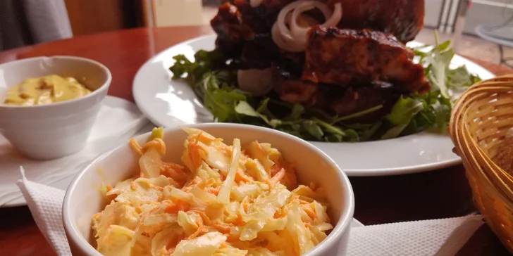 Jde se na žebra: kilo masitých šťavnatých žebírek se salátem coleslaw
