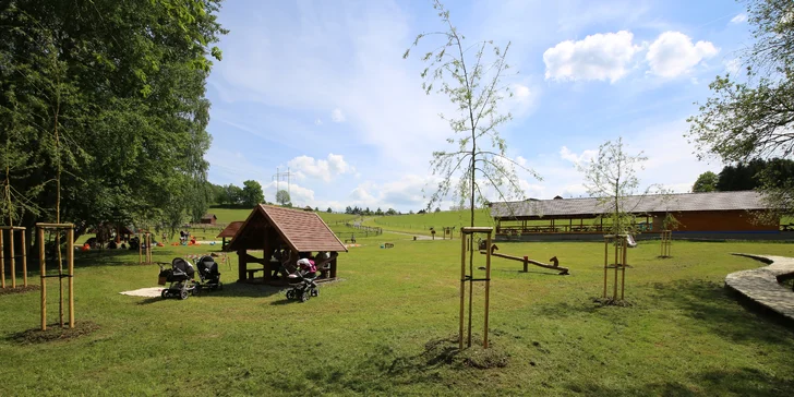 Rodinná vstupenka do Farmaparku: krmení zvířátek, hřiště a spousta prima atrakcí