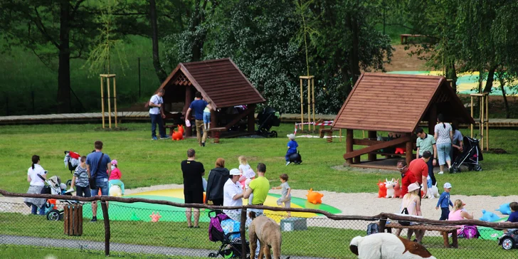 Rodinná vstupenka do Farmaparku: krmení zvířátek, hřiště a spousta prima atrakcí