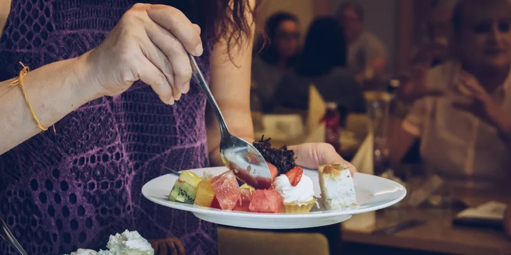 Akce pro gurmány: Nedělní bufetový brunch s animačním programem pro děti