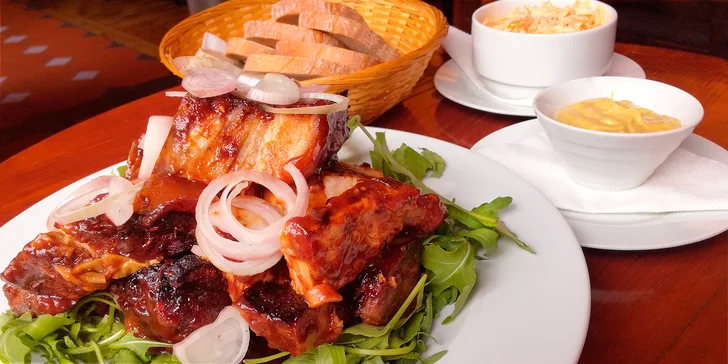 Jde se na žebra: kilo masitých šťavnatých žebírek se salátem coleslaw