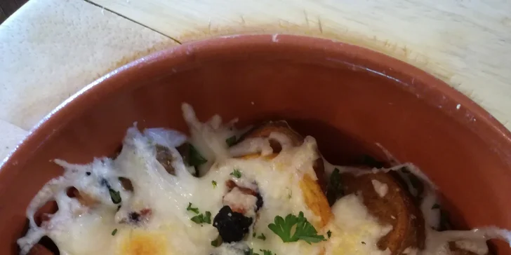 Voňavá večeře pro dvě osoby: Katův meč, zapečené brambory i salát Coleslaw