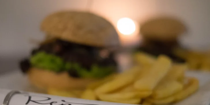 Poctivý burger z hovězího masa Black Angus a porce hranolků pro 1 či 2 osoby