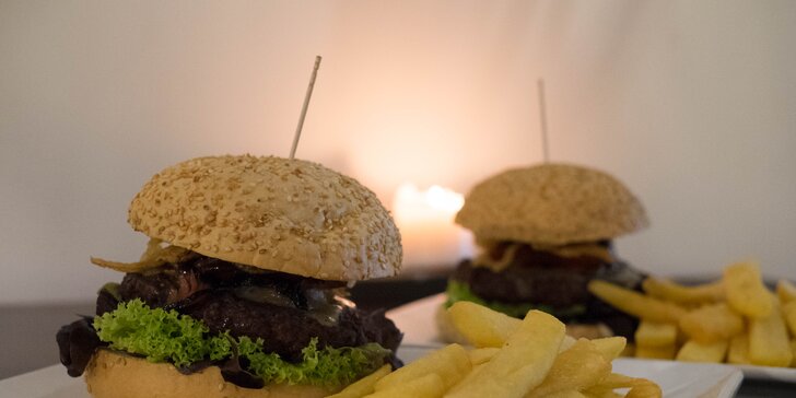 Poctivý burger z hovězího masa Black Angus a porce hranolků pro 1 či 2 osoby