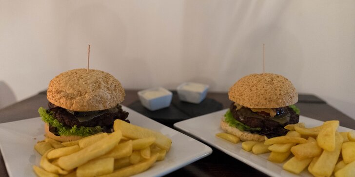 Poctivý burger z hovězího masa Black Angus a porce hranolků pro 1 či 2 osoby