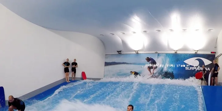 Půlhodina na vodním simulátoru a bodyboarding včetně videozáznamu