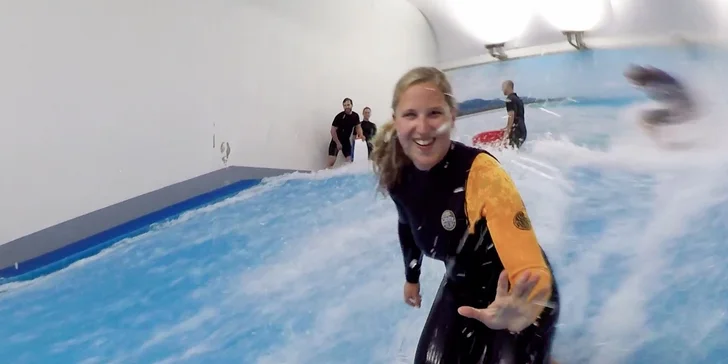 Půlhodina na vodním simulátoru a bodyboarding včetně videozáznamu
