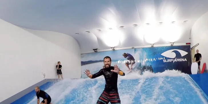 Půlhodina na vodním simulátoru a bodyboarding včetně videozáznamu