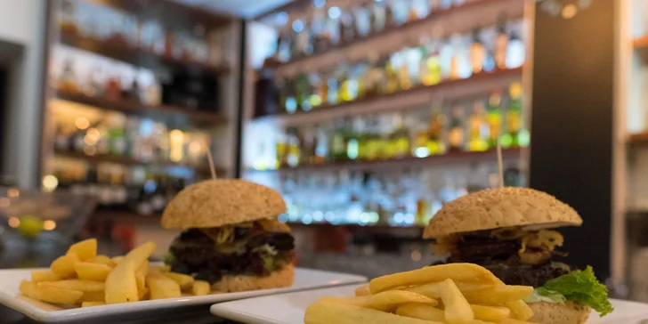 Poctivý burger z hovězího masa Black Angus a porce hranolků pro 1 či 2 osoby