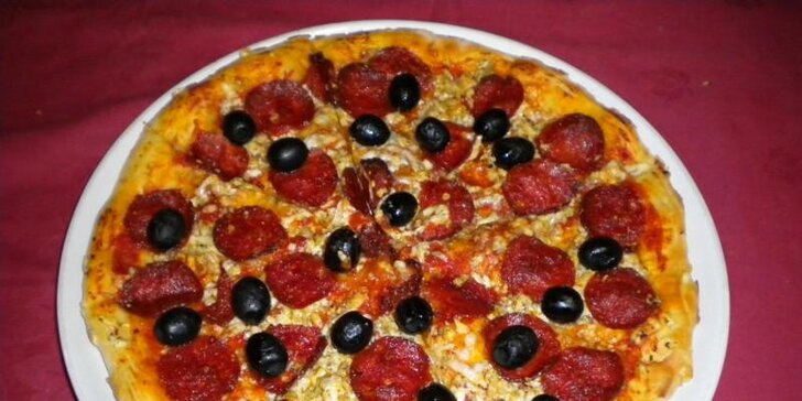 Jako z Itálie: křupavá pizza dle vlastního výběru pro dva