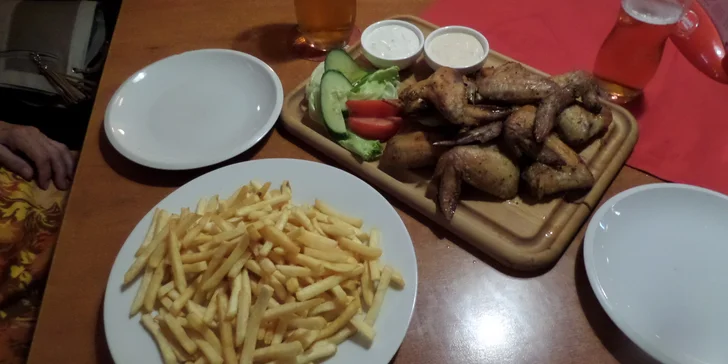 Kilo křidélek s hranolky dle vašeho výběru – na indický způsob nebo na grilu