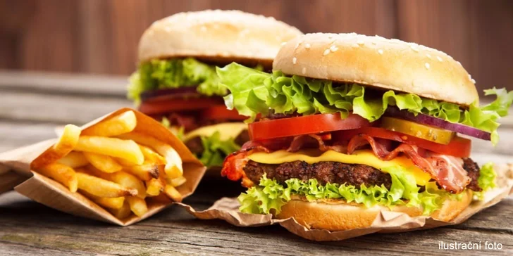 Naplňte si bříška: dva hovězí burgery s hranolky a dvěma omáčkami