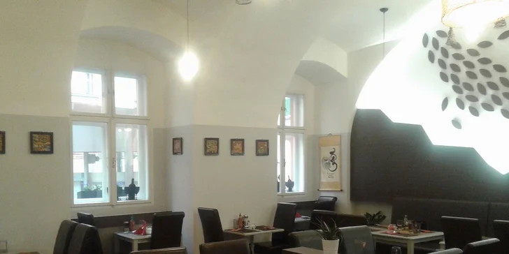 Tradiční vietnamská kuchyně v centru: rýžové nudle s masem a omáčkou