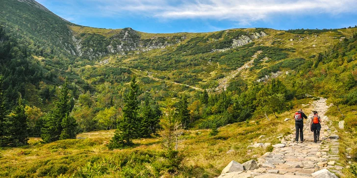 Naplánujte si procházku k vodopádům Kamieńczyka a Szklarky (cca 3 km).