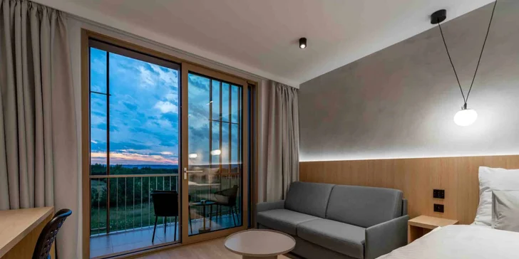 Každý pokoj má balkon s výhledem na golfové hřiště.