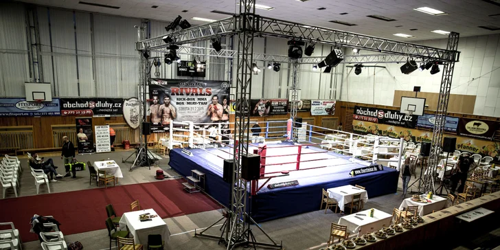 VIP sezení přímo u boxerského ringu na akci Den Rváčů Rivalové 6