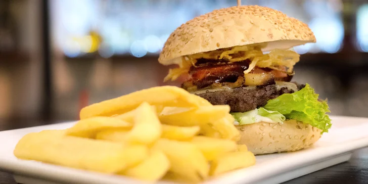 Poctivý burger z hovězího masa Black Angus a porce hranolků pro 1 či 2 osoby