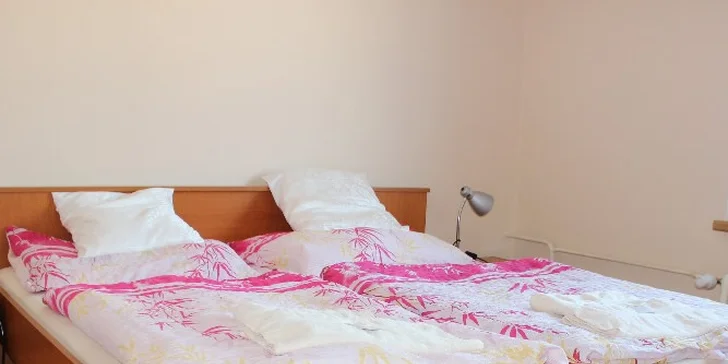 Součástí pokoje je televize a vlastní koupelna se sprchou nebo vanou. 