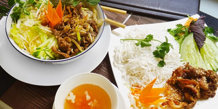 Tradiční vietnamská kuchyně v centru: rýžové nudle s masem a omáčkou nebo Phó