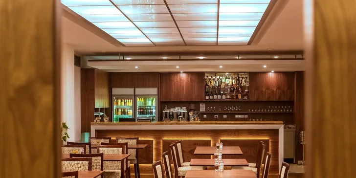 3chodové menu pro dva: telecí rilletes, kachní prso nebo salát a ananasové carpaccio se sorbetem