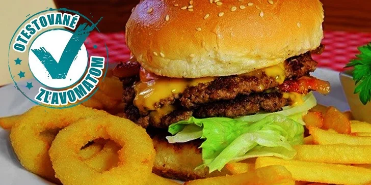 Najchutnejší hamburger v Starom Meste s hranolčekmi, cibuľovými krúžkami a šalátom coleslaw