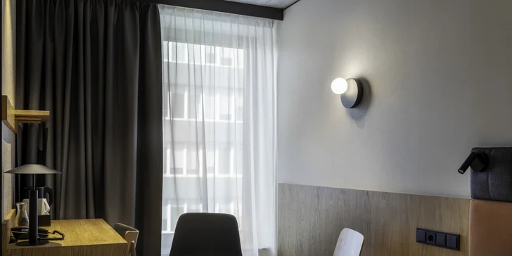 Příjemným bonusem je klimatizace a set na přípravu kávy a čaje.