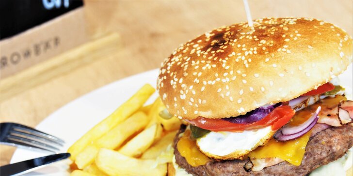 Nabušený maxi burger s extra náplní a steakovými hranolky v sympatickém bistru