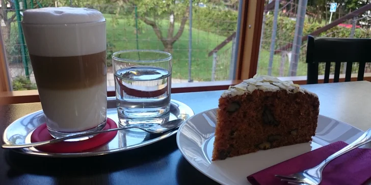Výborná italská káva nebo čaj a mrkvový dort v Café Start