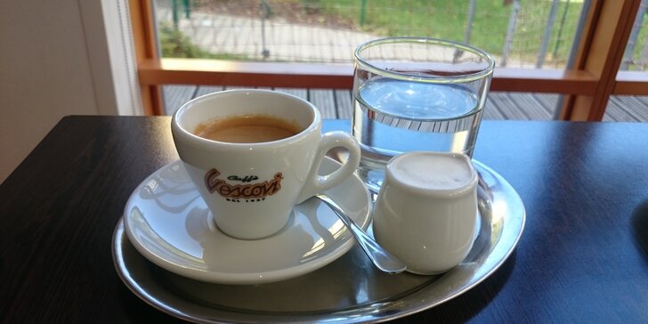 Výborná italská káva nebo čaj a mrkvový dort v Café Start