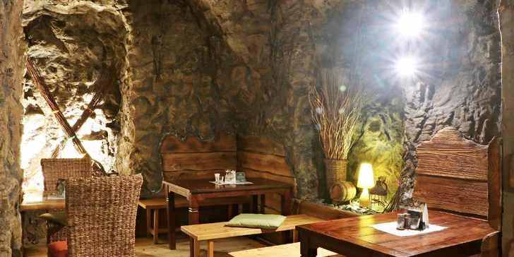 Hostina pro 2: grilovaný hermelín, špíz a jablka v medu s lahví vína k tomu