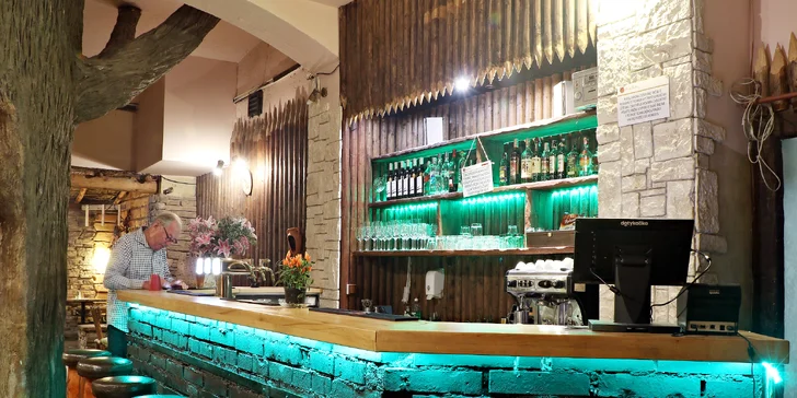 Hostina pro 2: grilovaný hermelín, špíz a jablka v medu s lahví vína k tomu