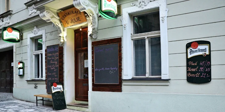 Hostina pro 2: grilovaný hermelín, špíz a jablka v medu s lahví vína k tomu
