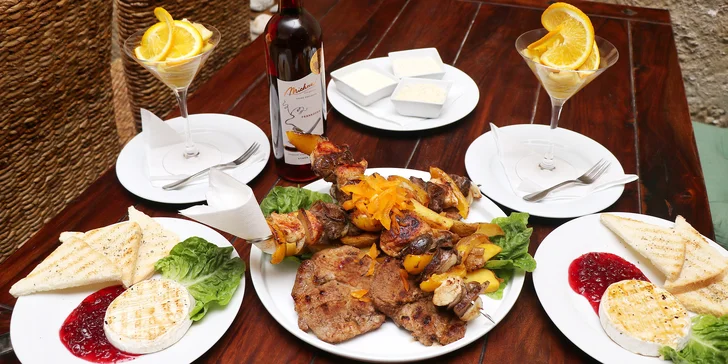 Hostina pro 2: grilovaný hermelín, špíz a jablka v medu s lahví vína k tomu