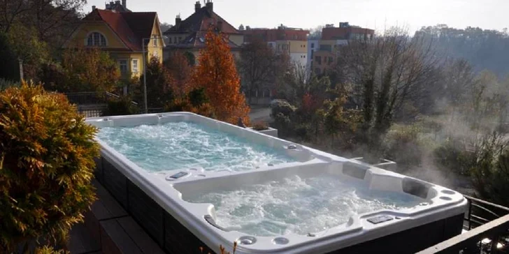 Voda ve venkovní vířivce je ohřátá na příjemných 36 °C.