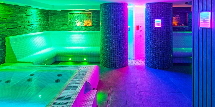 Sladký odpočinek: to je wellness, čokoládové fondue a lahev vína či sektu.