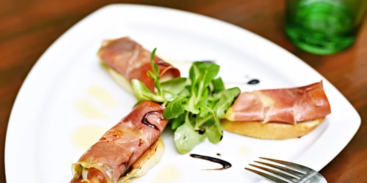 Podávat se bude třeba gratinovaná mozzarella s jamon serrano.