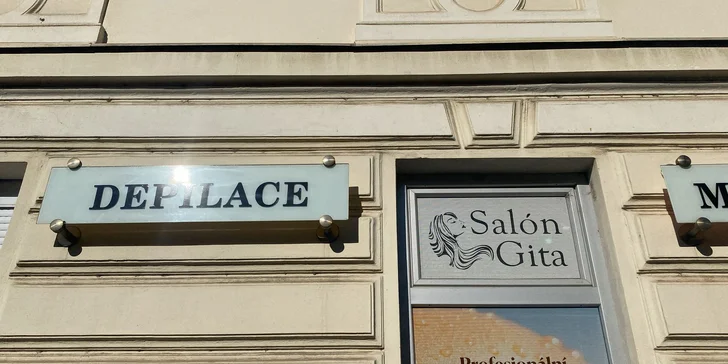 Vstup do salonu je přes studio Gita.