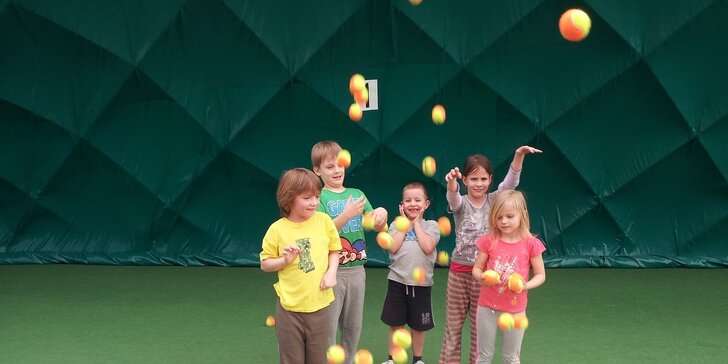 Tenisová škola: lekce profesionálního tréninkového tenisu pro děti
