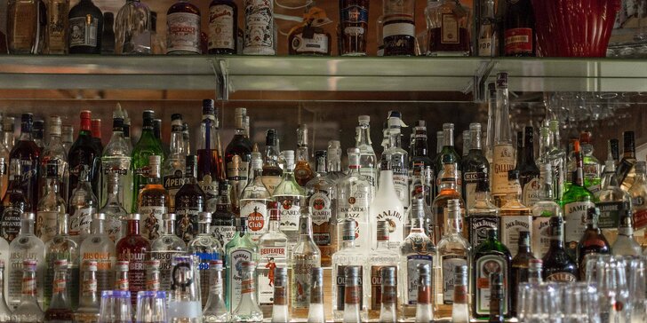 XL drinky v baru Bílej Medvěd: Cuba Libre či Mojito v párty kýblu