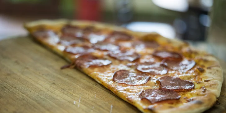 Dáte si dvě, nebo ještě jednu maxi k nim? Křupavé pizzy výběrem ze 38 druhů