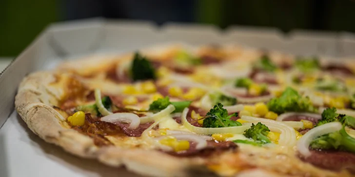 Dáte si dvě, nebo ještě jednu maxi k nim? Křupavé pizzy výběrem ze 38 druhů