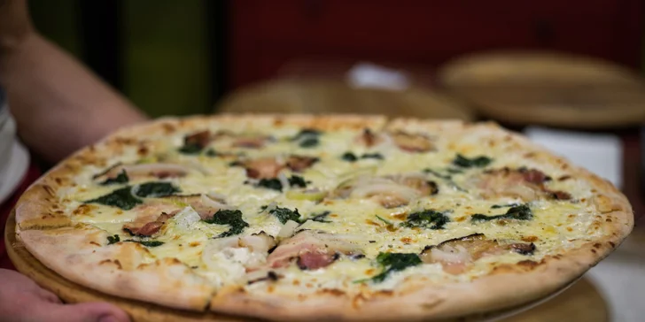 Dáte si dvě, nebo ještě jednu maxi k nim? Křupavé pizzy výběrem ze 38 druhů