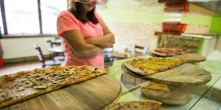 Dáte si dvě, nebo ještě jednu maxi k nim? Křupavé pizzy výběrem ze 38 druhů