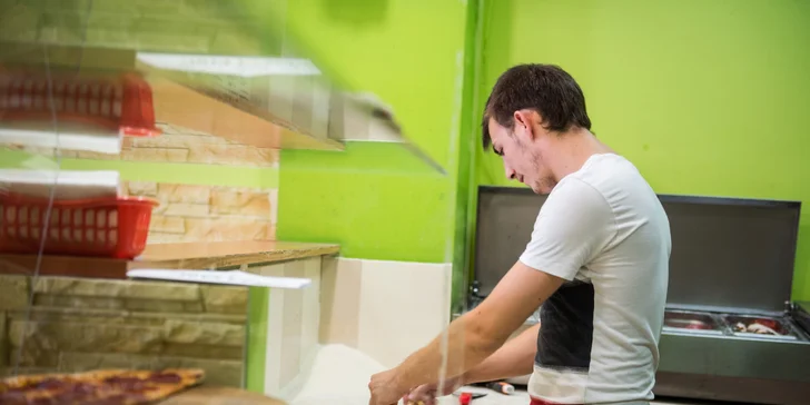 Dáte si dvě, nebo ještě jednu maxi k nim? Křupavé pizzy výběrem ze 38 druhů
