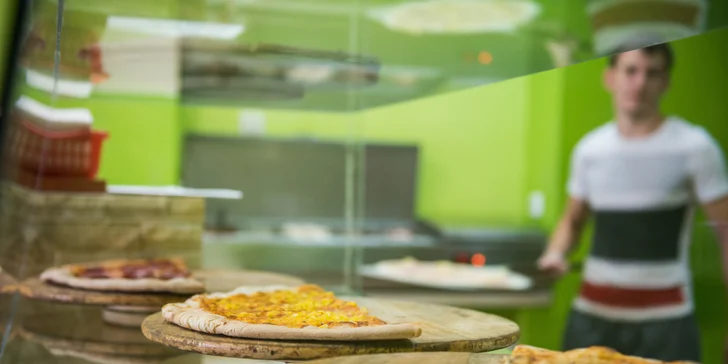 Dáte si dvě, nebo ještě jednu maxi k nim? Křupavé pizzy výběrem ze 38 druhů