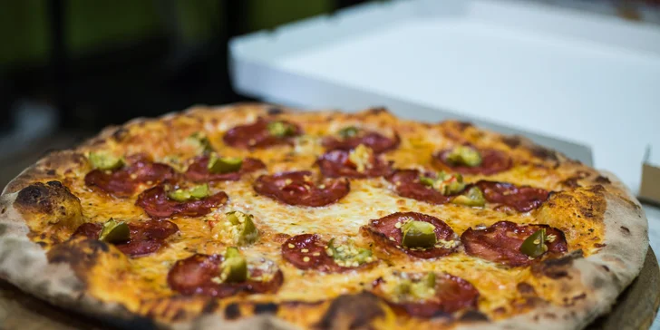 Dáte si dvě, nebo ještě jednu maxi k nim? Křupavé pizzy výběrem ze 38 druhů