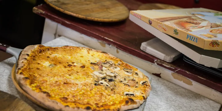 Dáte si dvě, nebo ještě jednu maxi k nim? Křupavé pizzy výběrem ze 38 druhů